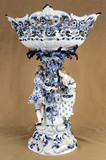 Арт-студия "Кентавр" - Старинная фарфоровая ваза, украшенная бело-синей росписью №013387