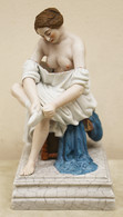 Арт-студия "Кентавр" - Старинная статуэтка "Девушка за туалетом" (девушка, одевающая чулок) №015389