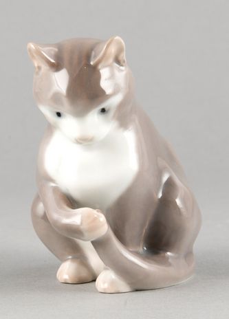 Арт-студия "Кентавр" - Фарфоровая статуэтка "Кошка, играющая со своим хвостом" 1970-1983 гг №010958