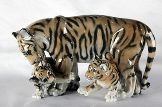 Арт-студия "Кентавр" -  Фарфоровая статуэтка "Тигрица с тигрятами" №011785