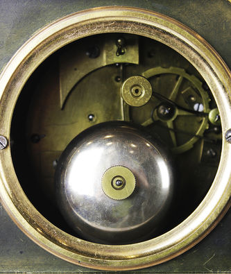 Арт-студия "Кентавр" - Старинные каминные часы с боем "Аллегория Свободы" №012153