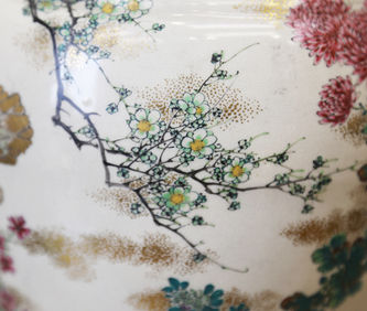 Арт-студия "Кентавр" - Антикварные парные вазы сацума с изображением цветов и бабочек №015356