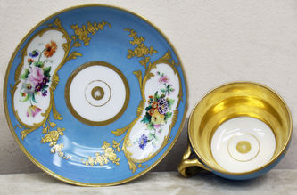 Арт-студия "Кентавр" - Чайная пара с цветочными резервами на голубом фоне №015471