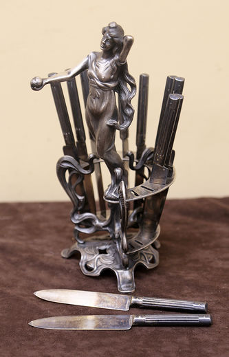 Арт-студия "Кентавр" - Подставка под ножи с женской фигурой в стиле модерн №015809